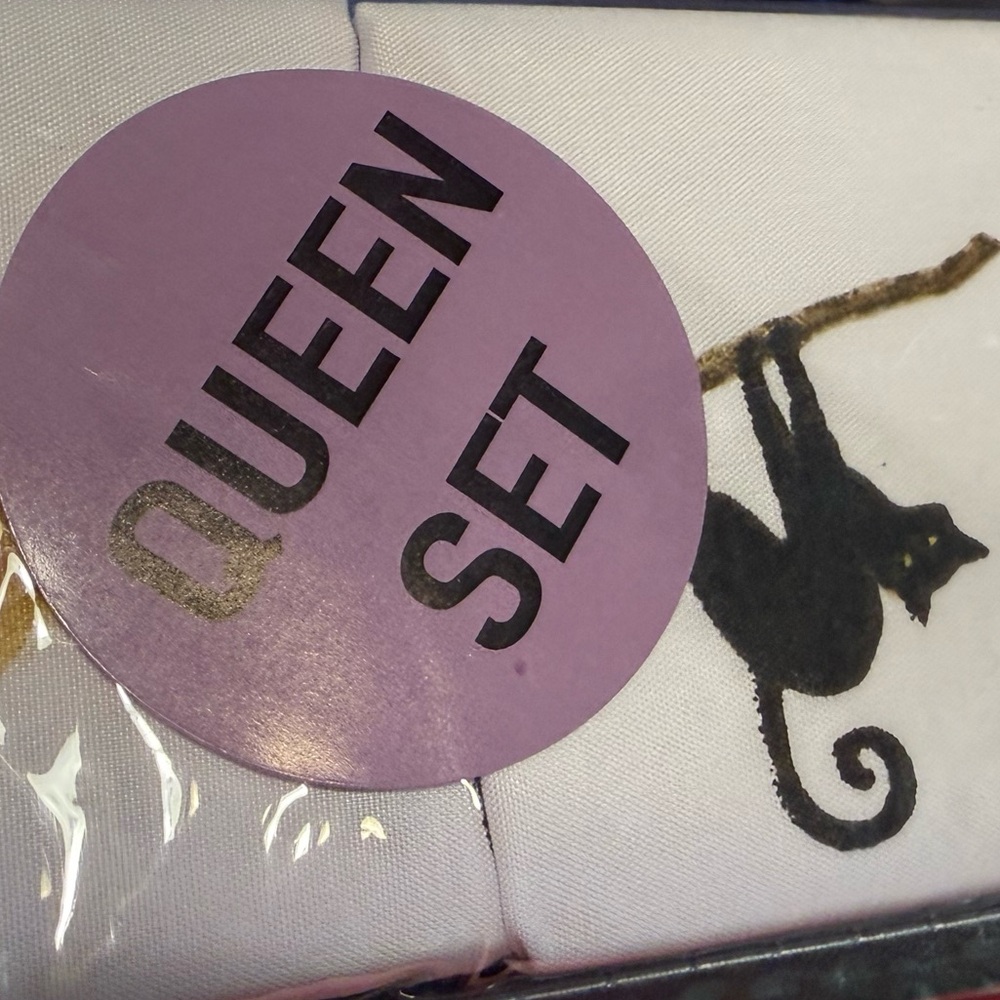 Rae Dunn NWT Halloween Queen Sheet Set with Black Cat 🐈⬛ & Gold Broom Design - Picture 4 of 5